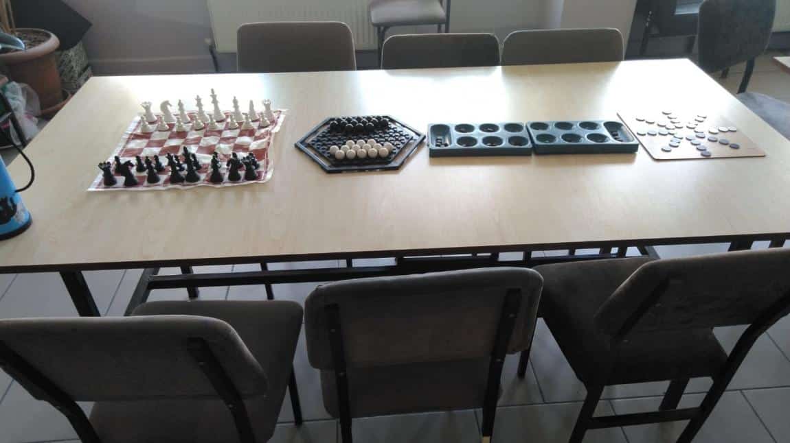 Okul koridorlarına öğrencilerin ulaşabileceği şekilde mangala, satranç takımları yerleştirildi.